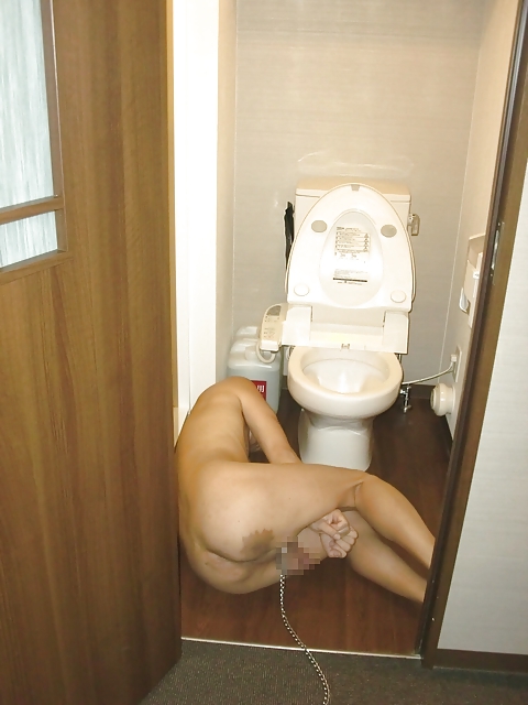 Slave In Einer öffentlichen Toilette #36943397