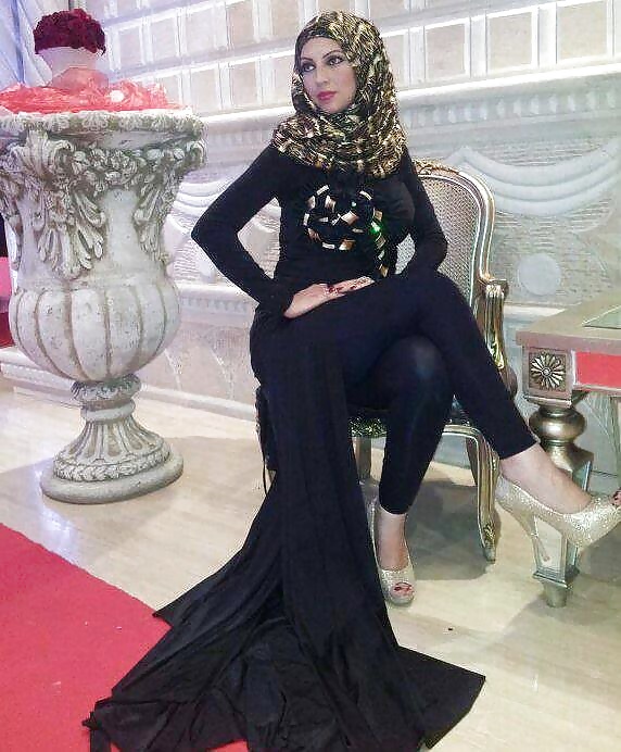 Hijabis in heels and leggings #38919664