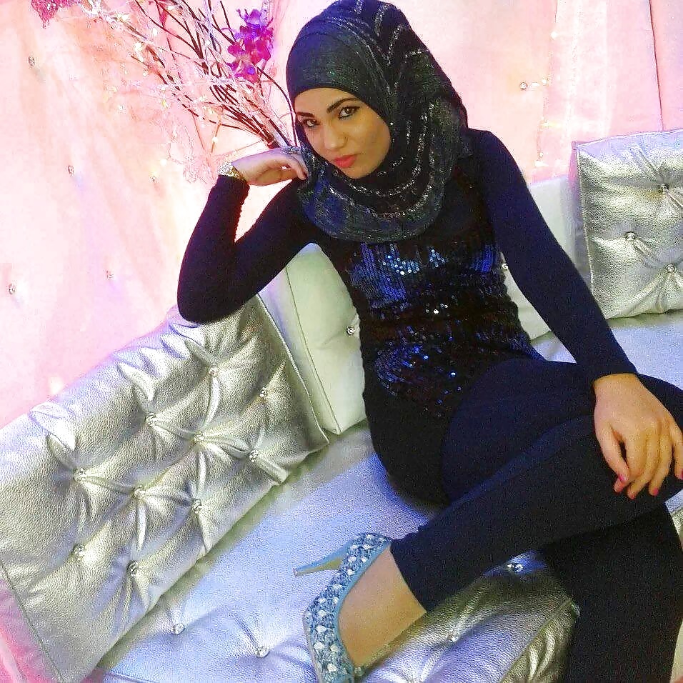 Hijabis in heels and leggings #38919676