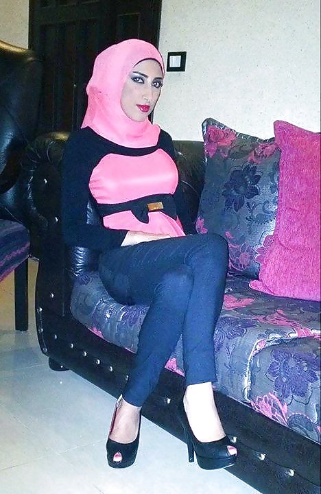 Hijabis in heels and leggings #38919702