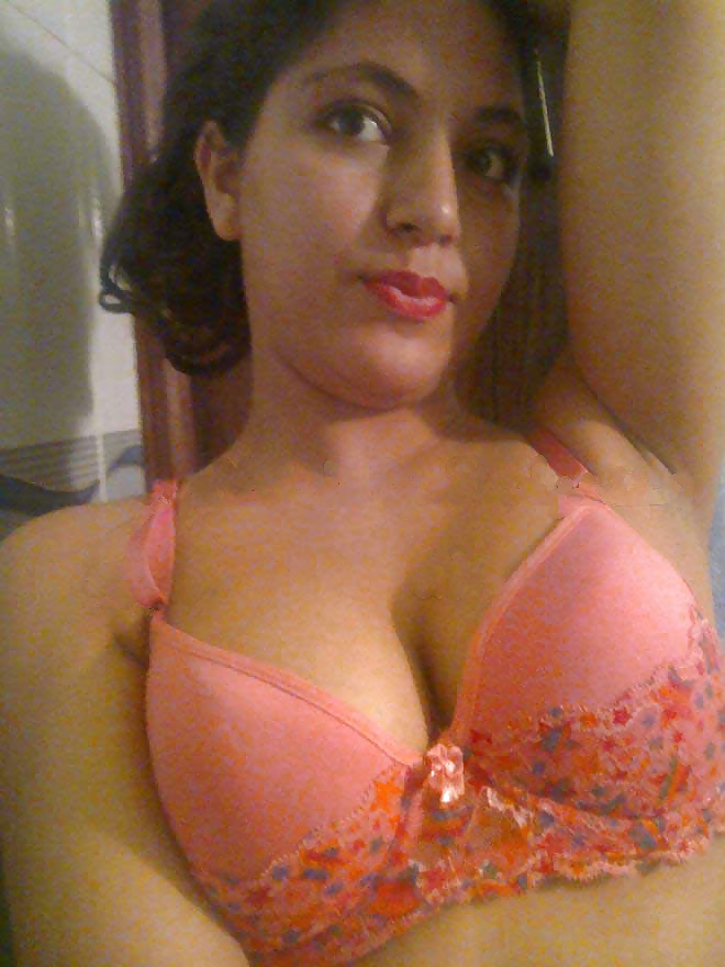Sexy chica marroquí mostrando su cuerpo
 #25940270
