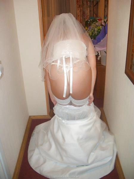 Sexy bionda giovane moglie tedesca amatoriale nel suo abito da sposa
 #23128597