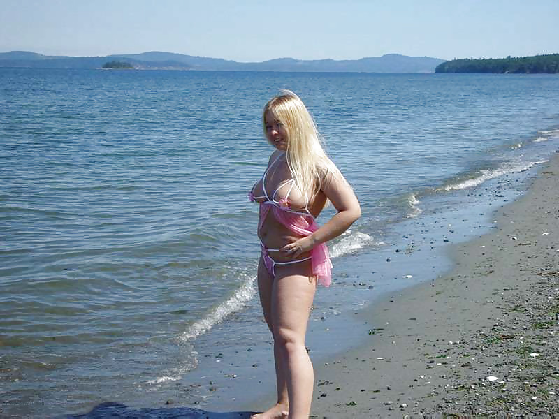Rubia gordita va a la playa en camisón rosa
 #36614580