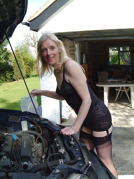 Mature leggy lady checks car #30547700