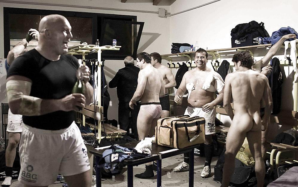 男性とスポーツ - ロッカールームで裸のアマチュア男性
 #23111312
