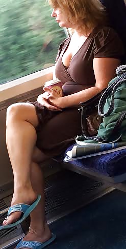 Candides Seins Et Les Jambes Du Train Clignotant MILF #31227357