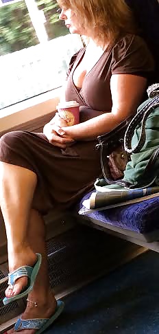 Milf cándida enseñando las tetas y las piernas en el tren
 #31227359