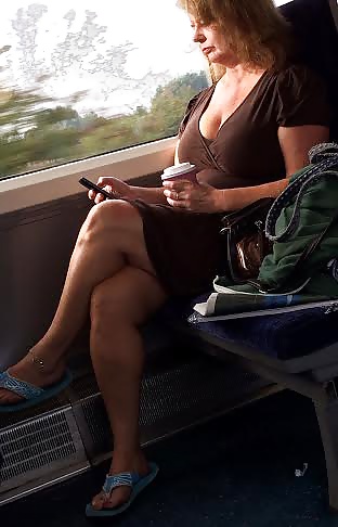 Milf cándida enseñando las tetas y las piernas en el tren
 #31227361