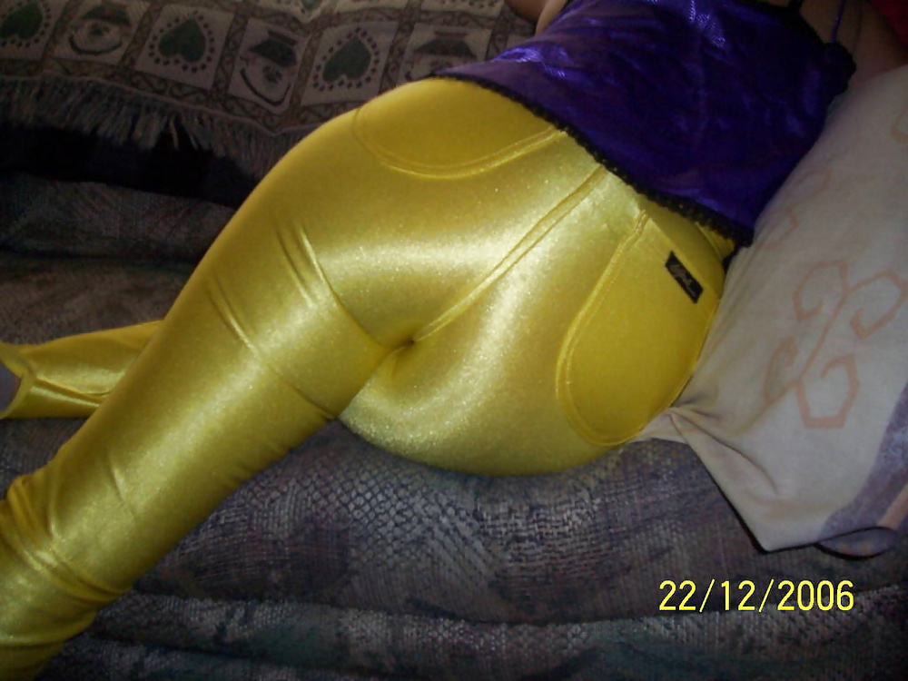 黄色いスパンデックスのディスコ・パンツ
 #31129578