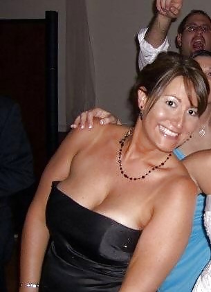 Busty Mom Cleavage Nicole #29219627