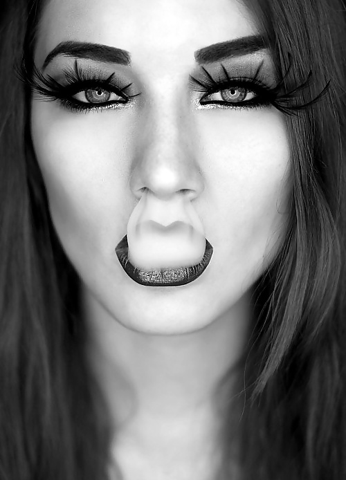 Chica de humo
 #39408838