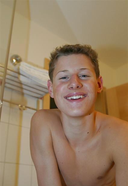Flory 5 Netter Junge Füße Und Socken #35982941