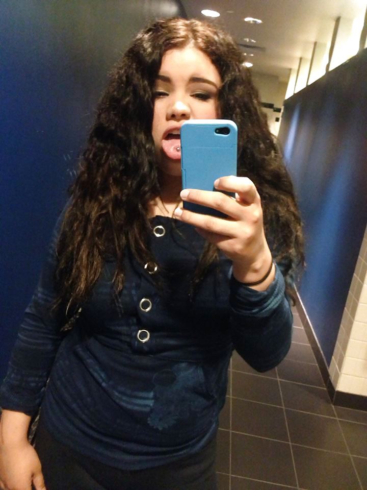 Chicas locales
 #23575555