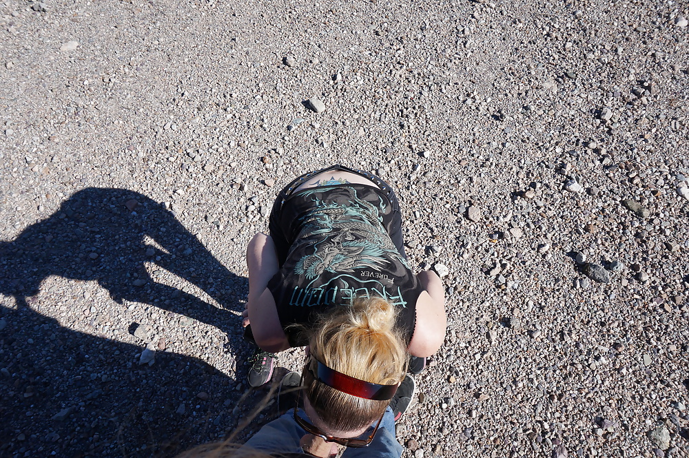 Fiese Schlampe Saugt In Der Öffentlichkeit #40123067