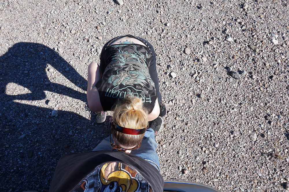 Fiese Schlampe Saugt In Der Öffentlichkeit #40123091