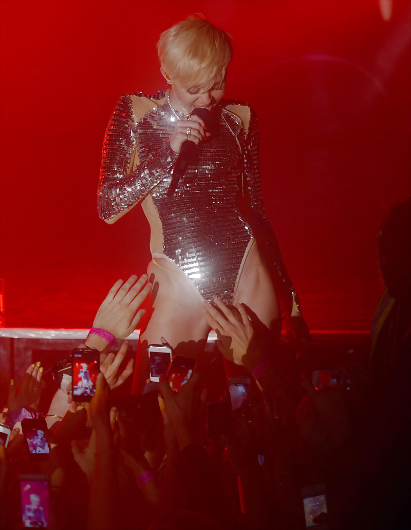 Miley cyrus
 #35301394