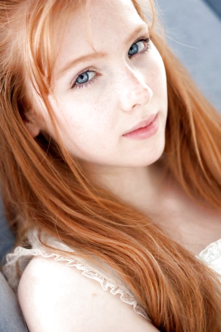 Molly Quinn #29410976