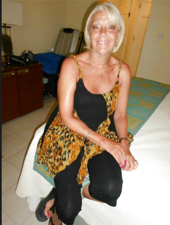 C.b (abuelita sexy como dijo un comentarista en la otra galería).
 #28655263