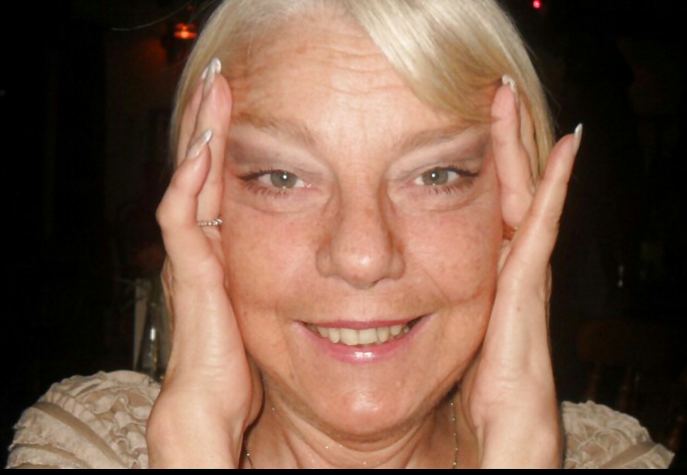 C.b (abuelita sexy como dijo un comentarista en la otra galería).
 #28655292