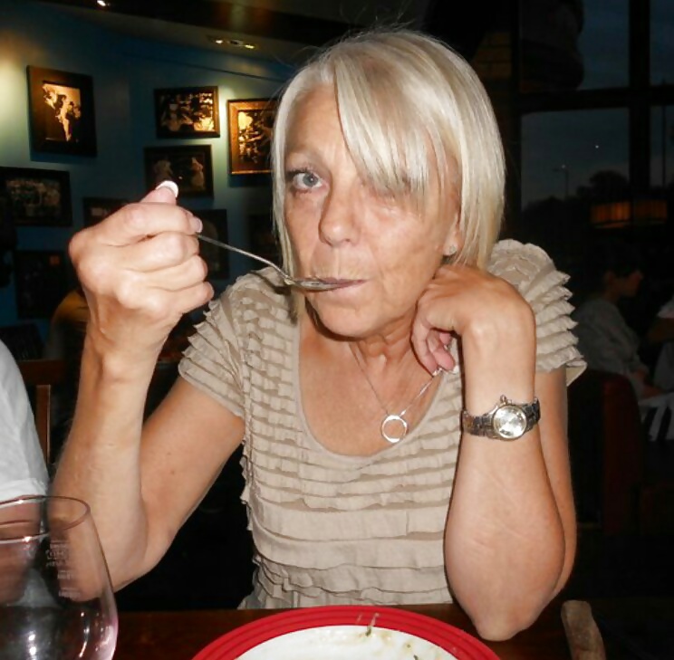 C.b (abuelita sexy como dijo un comentarista en la otra galería).
 #28655450