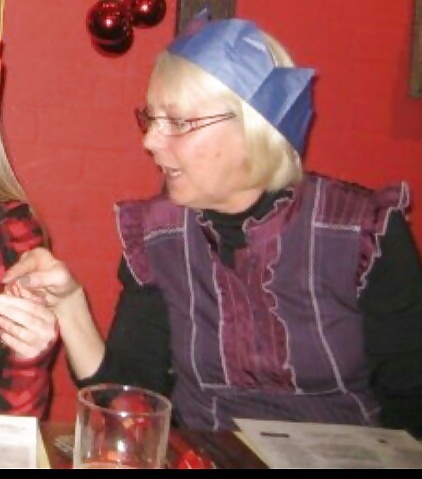 C.b (abuelita sexy como dijo un comentarista en la otra galería).
 #28655475