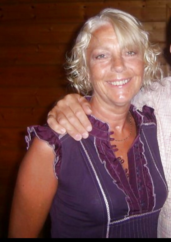 C.b (abuelita sexy como dijo un comentarista en la otra galería).
 #28655524