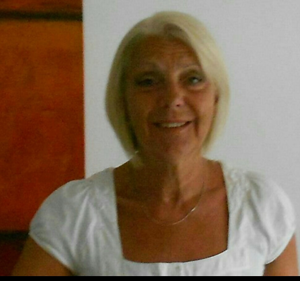 C.b (abuelita sexy como dijo un comentarista en la otra galería).
 #28655593