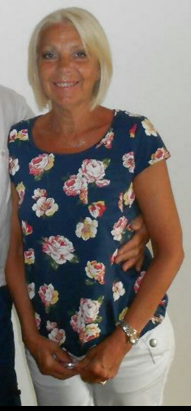 C.b (abuelita sexy como dijo un comentarista en la otra galería).
 #28655605
