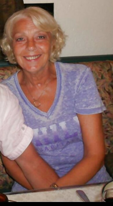 C.b (abuelita sexy como dijo un comentarista en la otra galería).
 #28655630