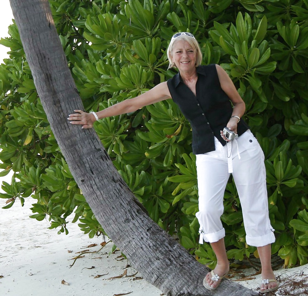 C.b (abuelita sexy como dijo un comentarista en la otra galería).
 #28655662