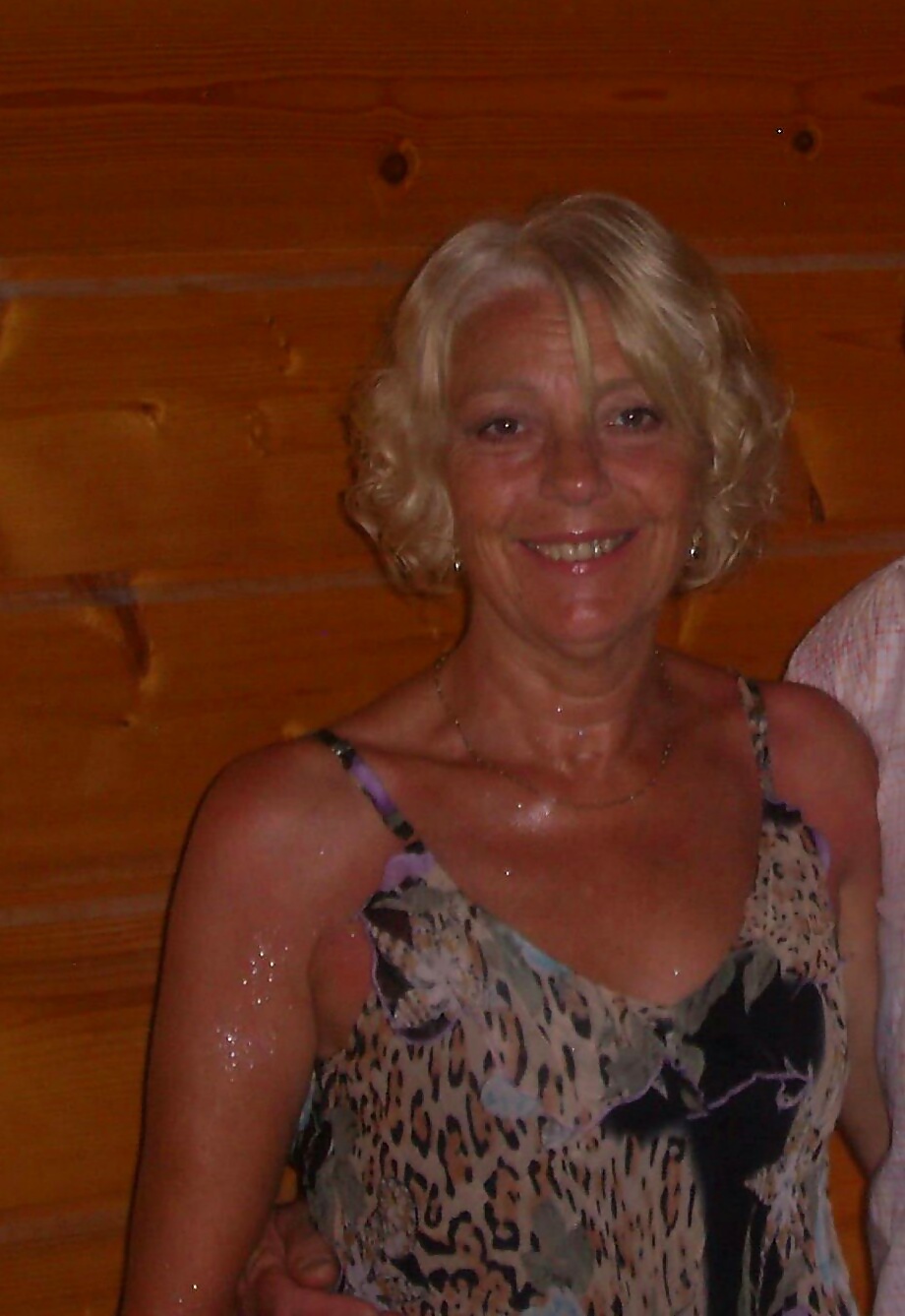 C.b (abuelita sexy como dijo un comentarista en la otra galería).
 #28655693