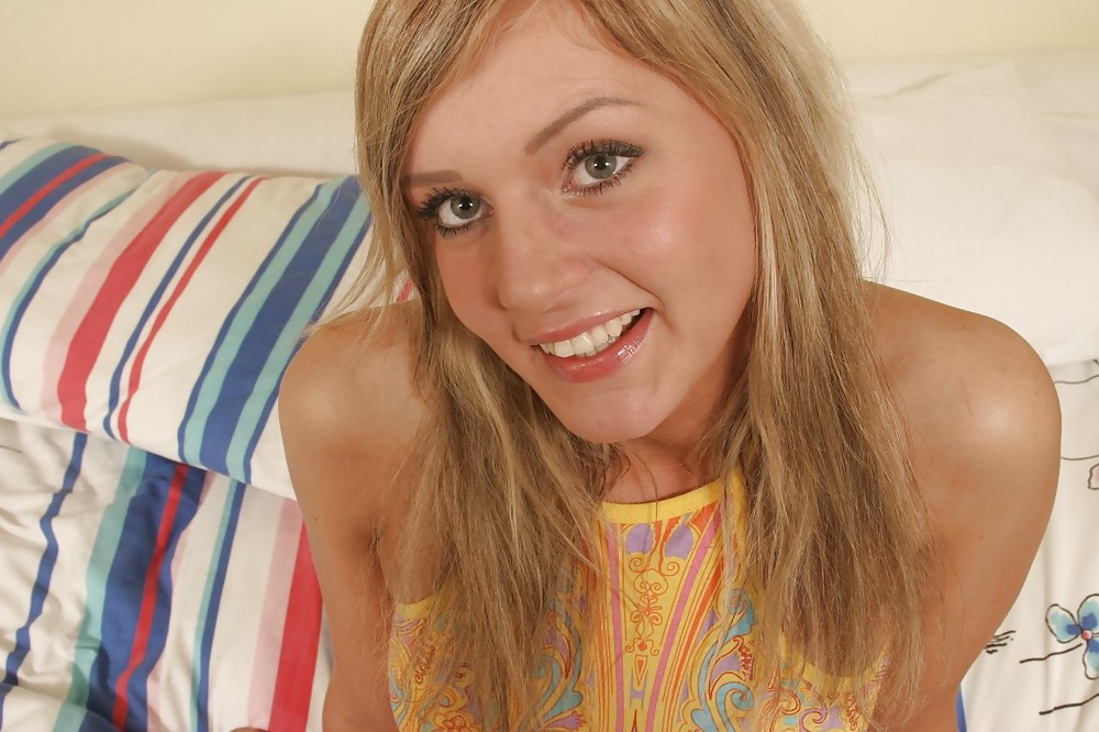 Bonita rubia follando
 #22876612