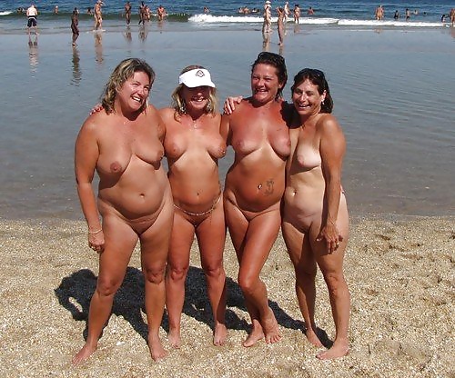Donne mature sulla spiaggia - 25
 #29519170