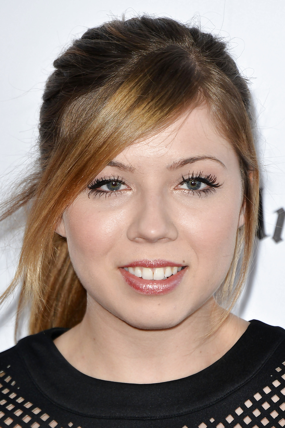 Jennette mccurdy - black top and red skirt - icarly
 #28077881