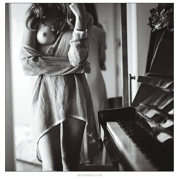 パーフェクトストーム - ピアノのそばの美しい女性 - ソフト
 #31952365