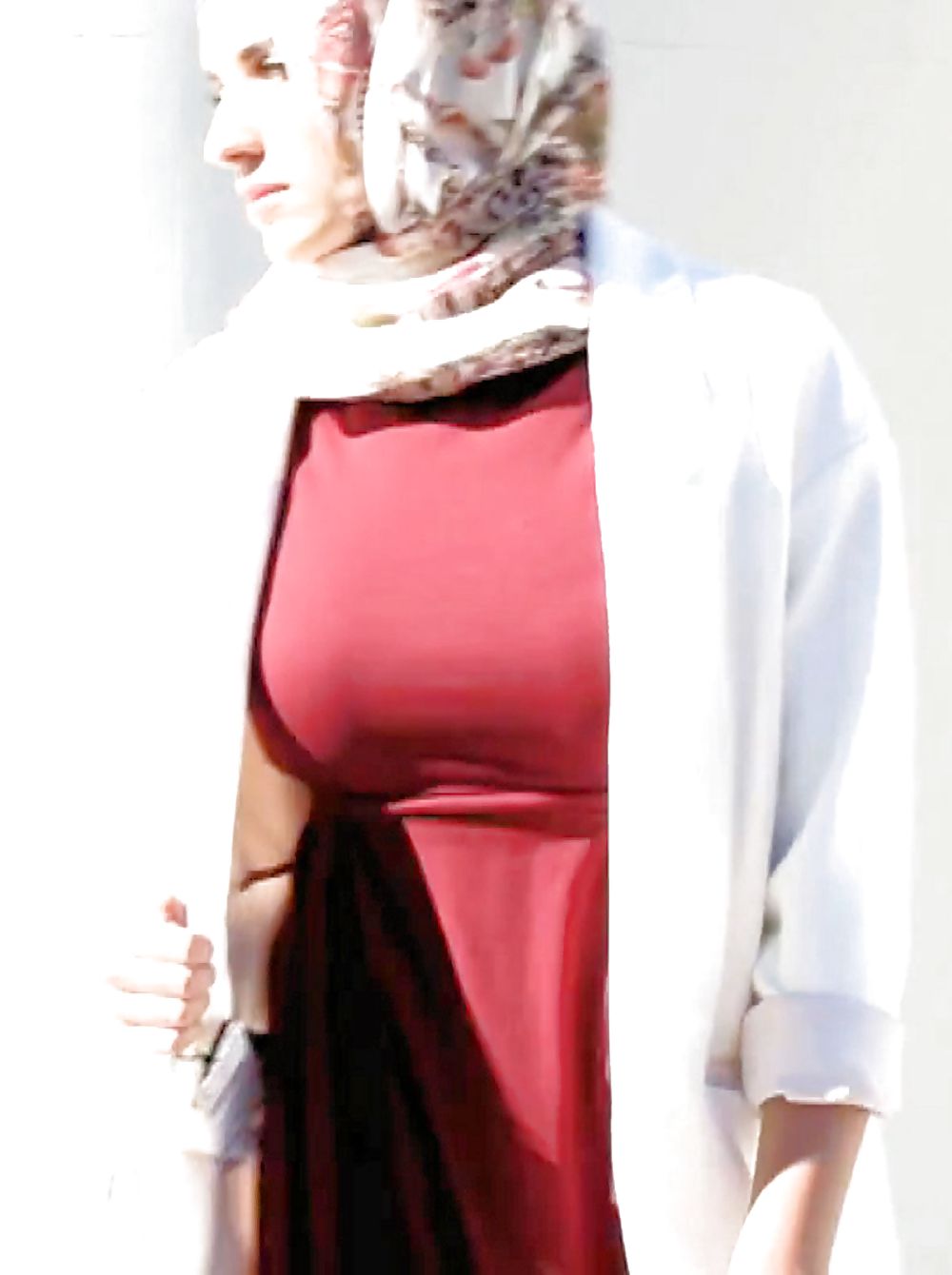 Chica árabe tetona
 #34323987