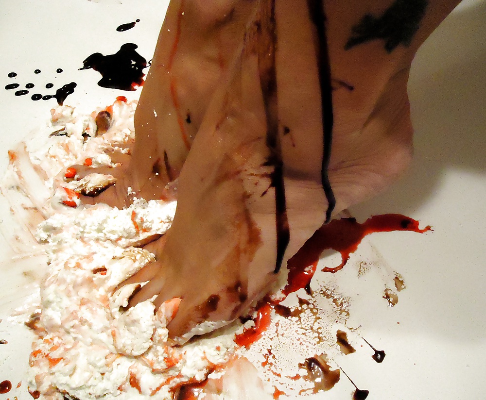 Mädchen Füße In Essen Bedeckt #28668931