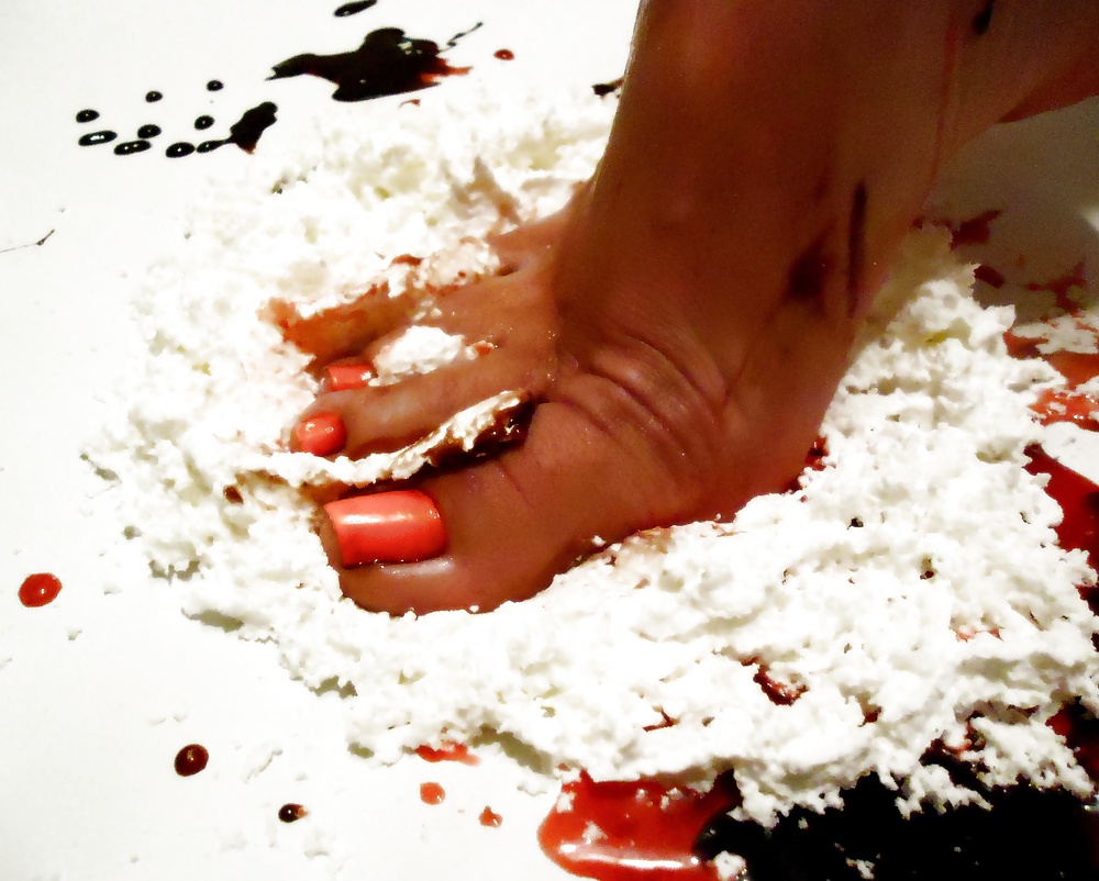 Filles Pieds Couverts Dans Les Aliments #28668979