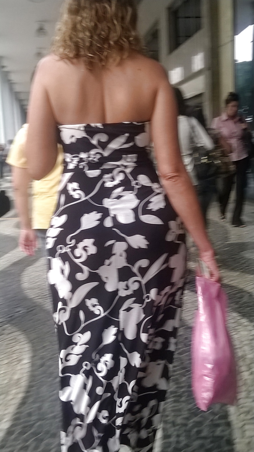 Na rua flagrando as gostosas
 #34326379