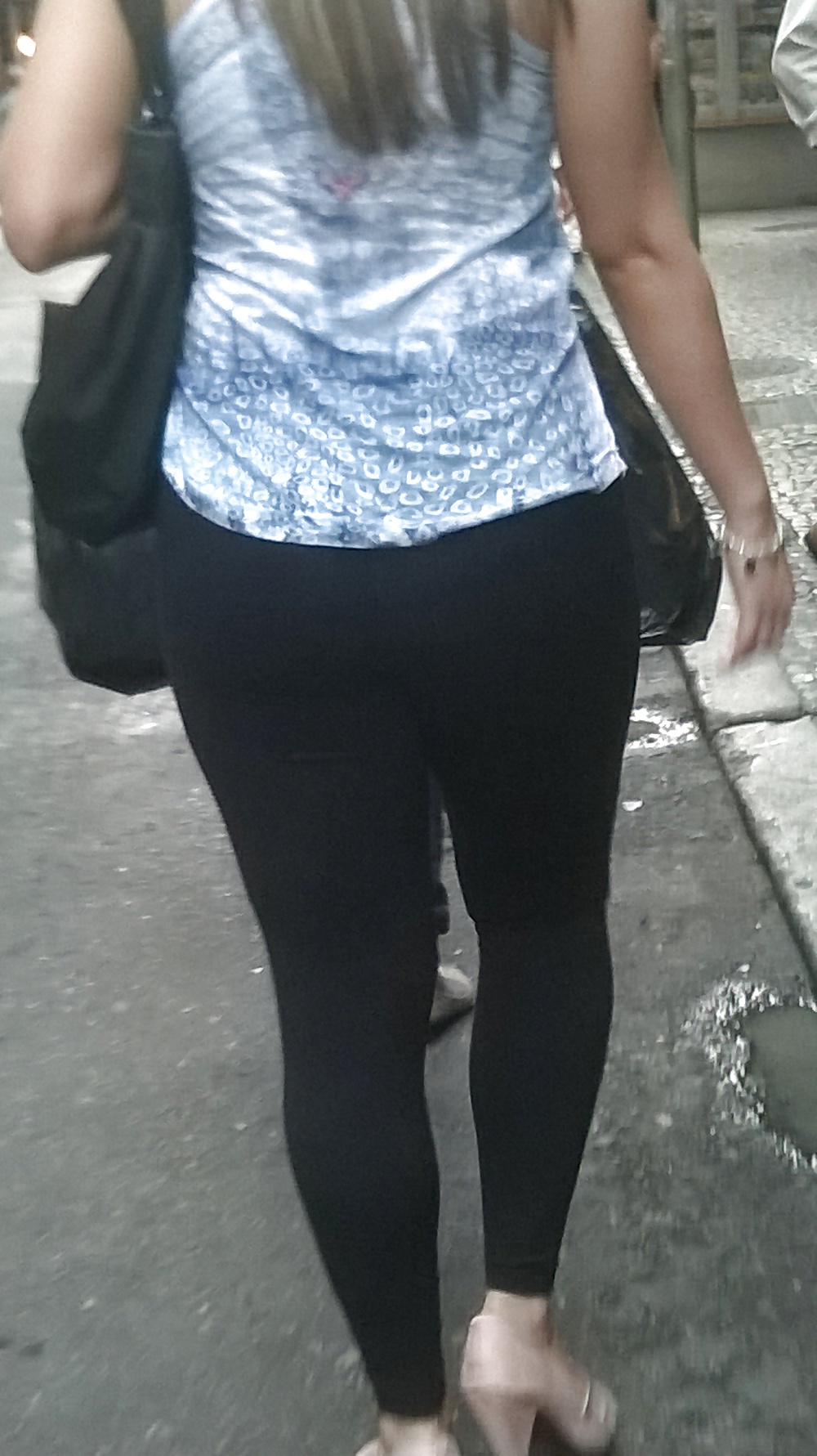 Na rua flagrando as gostosas
 #34326383