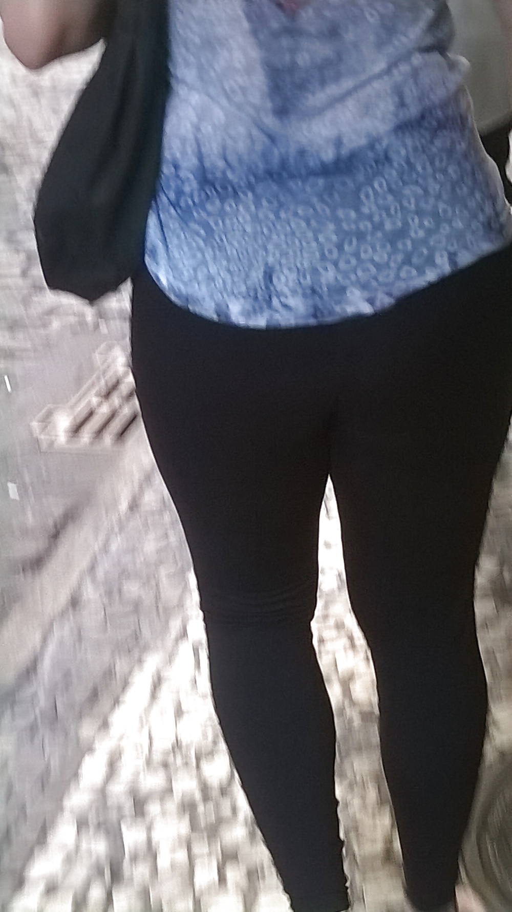 Na rua flagrando as gostosas
 #34326387