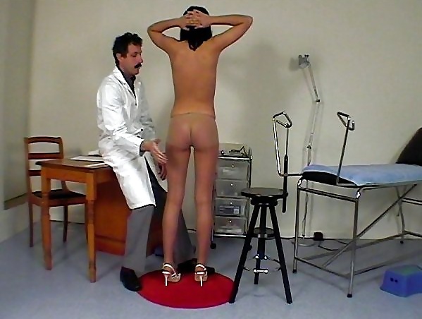 Pupa in collant in difficoltà - appuntamento con il medico.
 #30169211