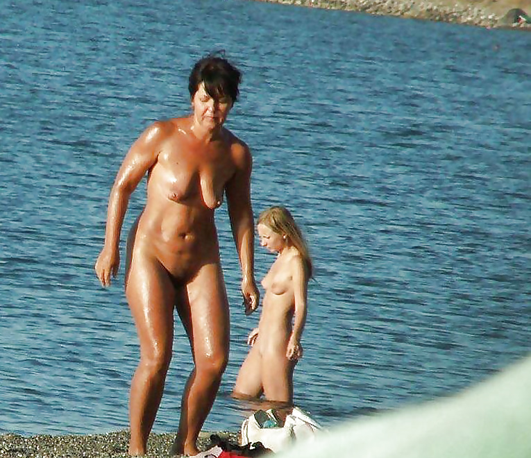 Solo le migliori donne mature amatoriali in spiaggia.5
 #27518567