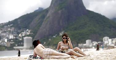 Protestation Seins Nus à La Plage #36083936