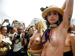 Protesta en topless en la playa
 #36083947