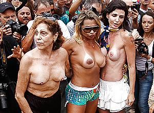 Protesta en topless en la playa
 #36083954