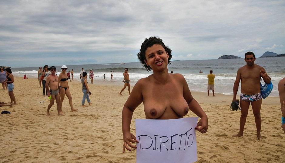 Protesta en topless en la playa
 #36083961