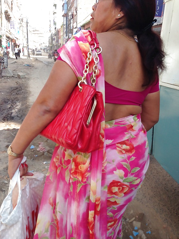 サリーを着た大きなお尻のセクシーなネパールのおばさん
 #39777633