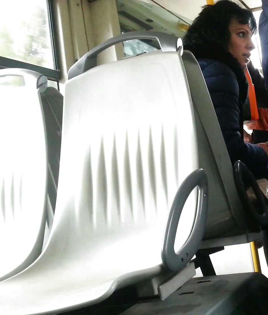 Spy sexy viejo + joven culo y la cara en el autobús rumano
 #30833658