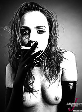 Tori gótica negra fumando cigarrillos en equipo fetiche
 #24062909